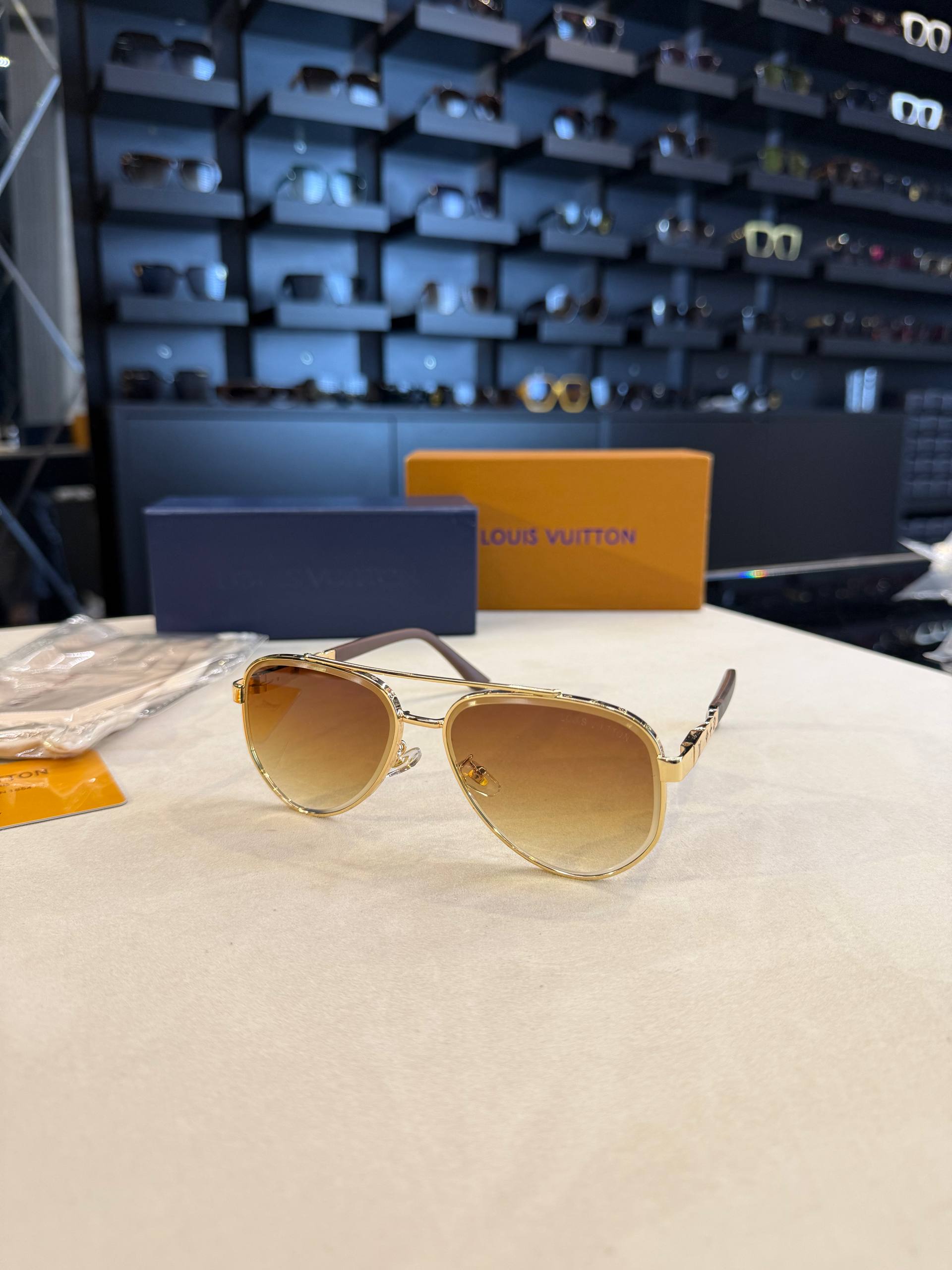 Louis Vuitton - LV04