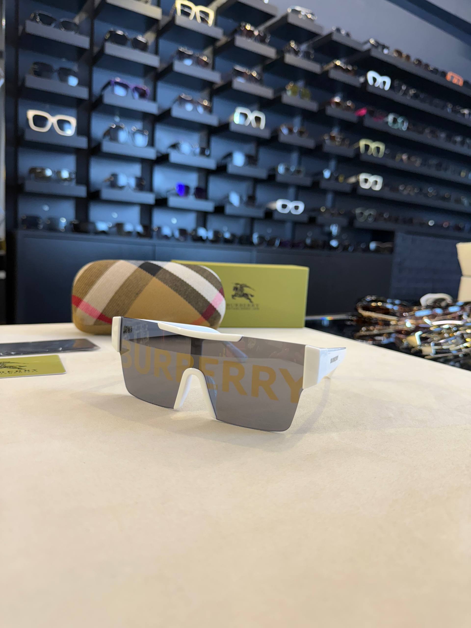 BURBERRY- BR04