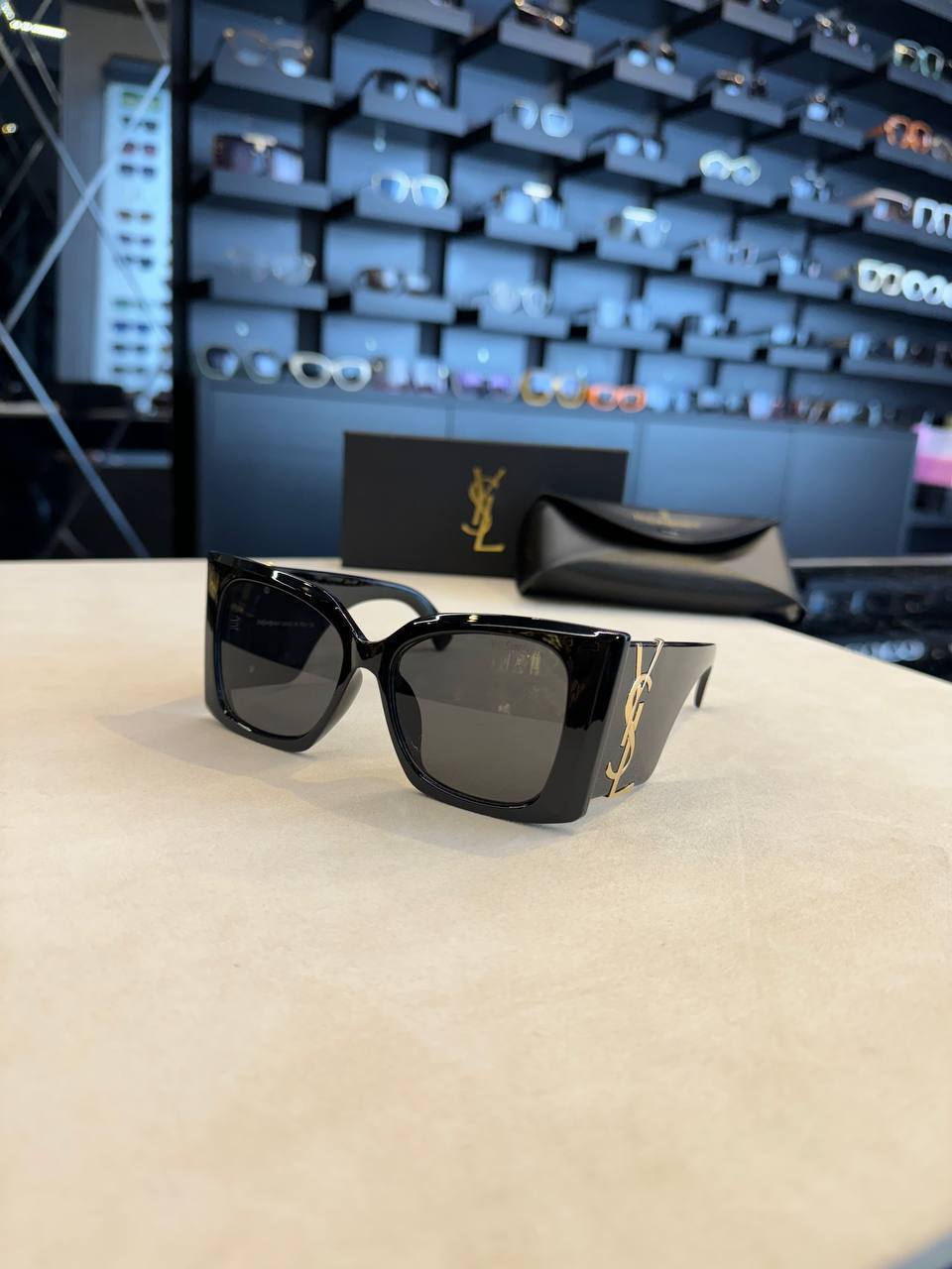 Yves Saint Laurent - YSL 01